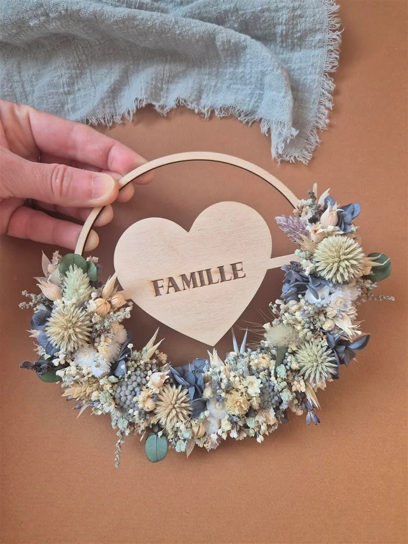 Mini couronne en bois avec cœur gravé ornée de fleurs séchées - "Bois fleuri" – Image 6