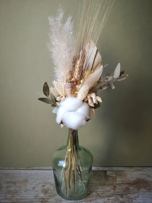 Petit bouquet de fleurs séchées champêtre dans mini dame jeanne avec pampa, palme, eucalyptus et fleur de coton – Image 2