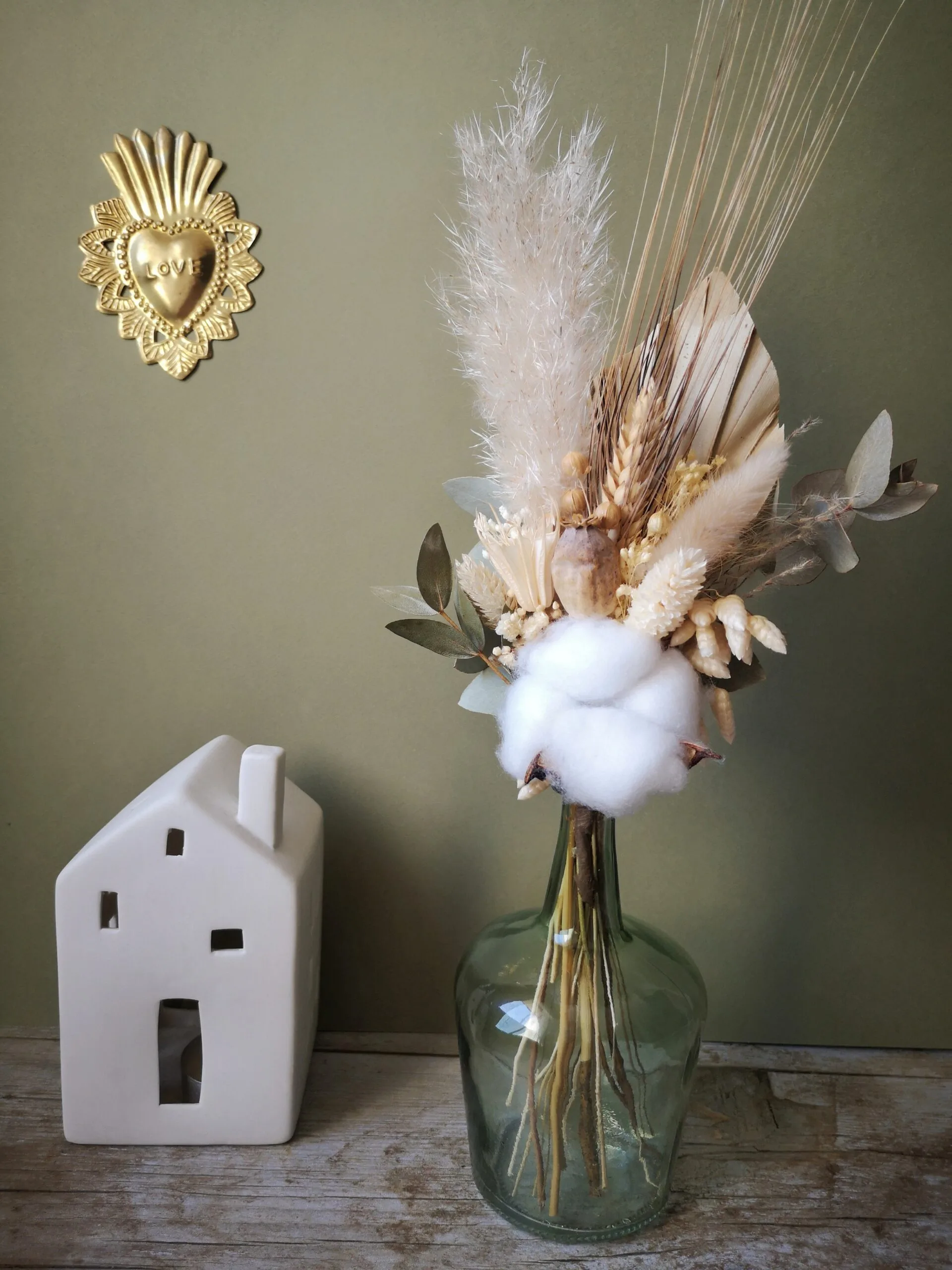 Petit bouquet de fleurs séchées champêtre dans mini dame jeanne avec pampa, palme, eucalyptus et fleur de coton