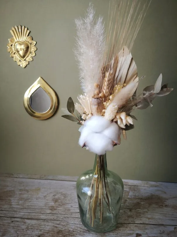 Petit bouquet de fleurs séchées champêtre dans mini dame jeanne avec pampa, palme, eucalyptus et fleur de coton – Image 5