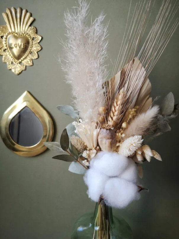 Petit bouquet de fleurs séchées champêtre dans mini dame jeanne avec pampa, palme, eucalyptus et fleur de coton – Image 4