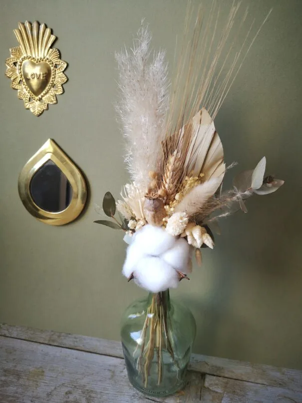Petit bouquet de fleurs séchées champêtre dans mini dame jeanne avec pampa, palme, eucalyptus et fleur de coton – Image 3
