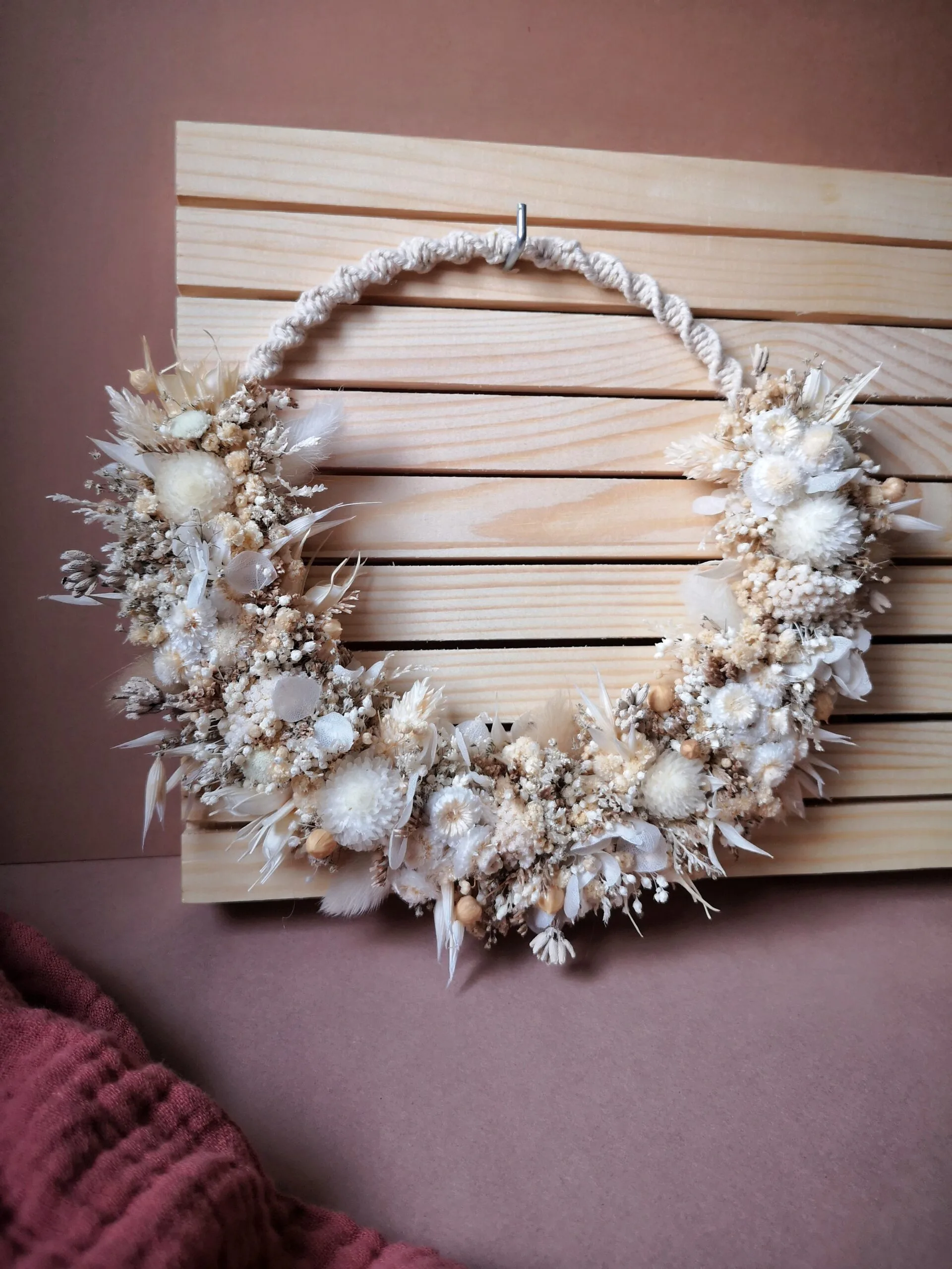 Petite couronne murale en macramé avec fleurs séchées blanc et beige – “Géorama” – Image 3