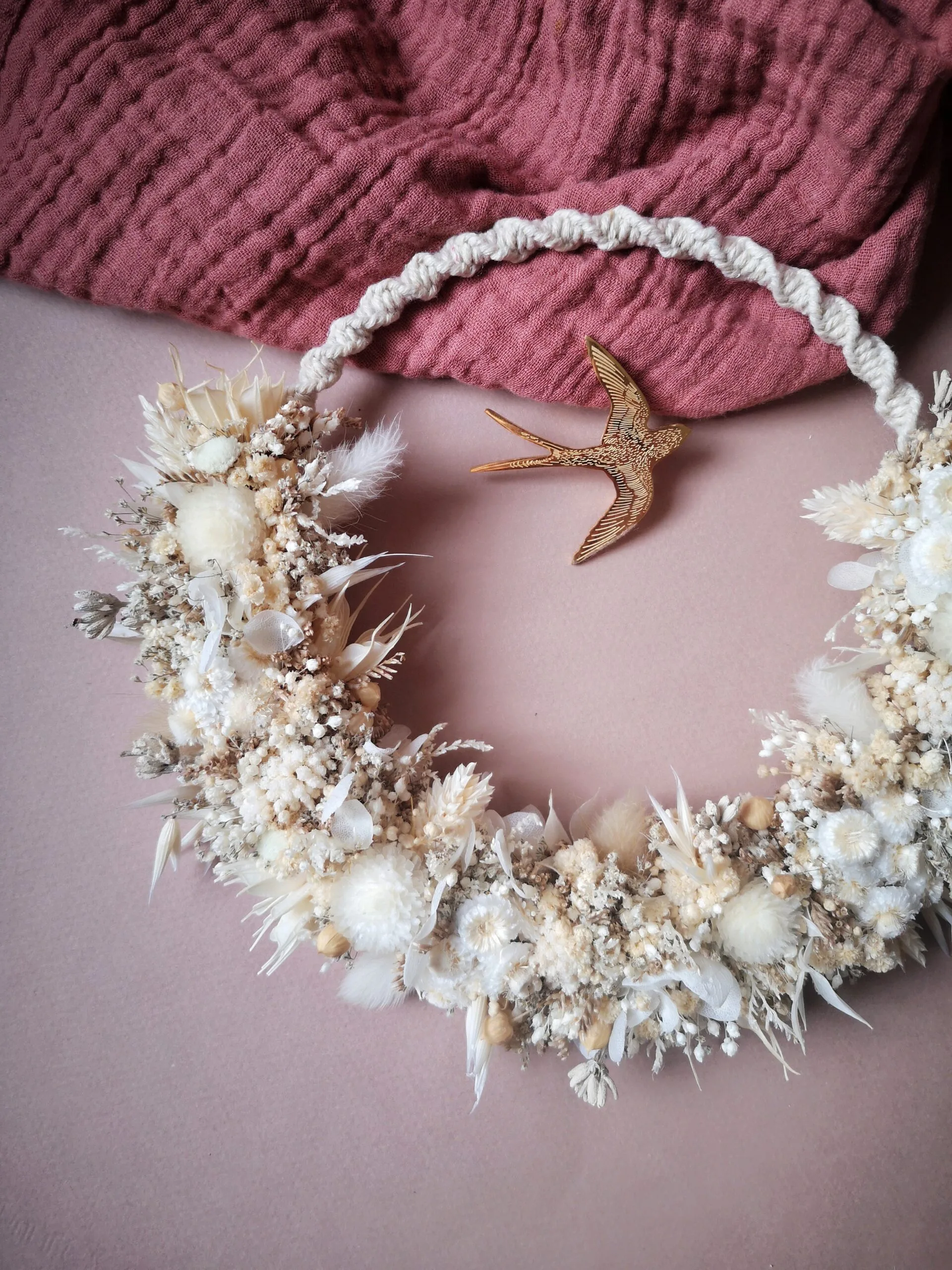 Petite couronne murale en macramé avec fleurs séchées blanc et beige – “Géorama”