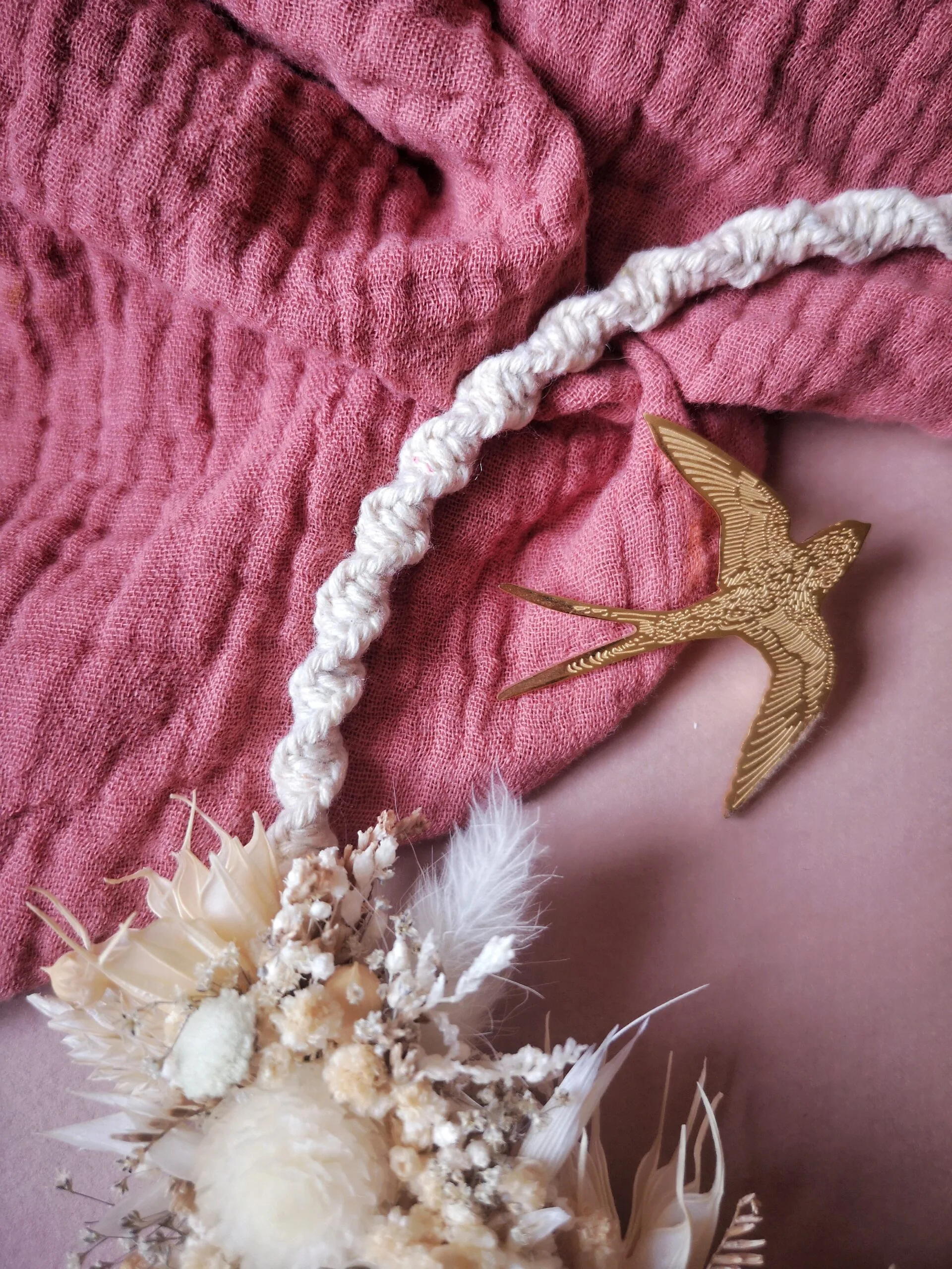 Petite couronne murale en macramé avec fleurs séchées blanc et beige – “Géorama” – Image 4