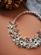 Couronne de fleurs séchées avec macramé tons blanc, beige, marron et touches de doré- "Georama" – Image 2