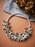 Couronne de fleurs séchées avec macramé tons blanc, beige, marron et touches de doré- "Georama"