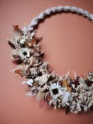 Couronne de fleurs séchées avec macramé tons blanc, beige, marron et touches de doré- "Georama" – Image 3