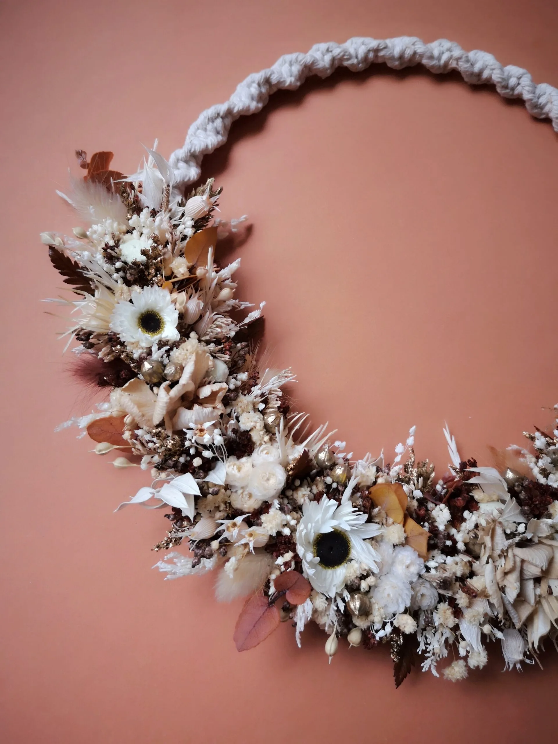 Couronne de fleurs séchées avec macramé tons blanc, beige, marron et touches de doré- "Georama" – Image 3