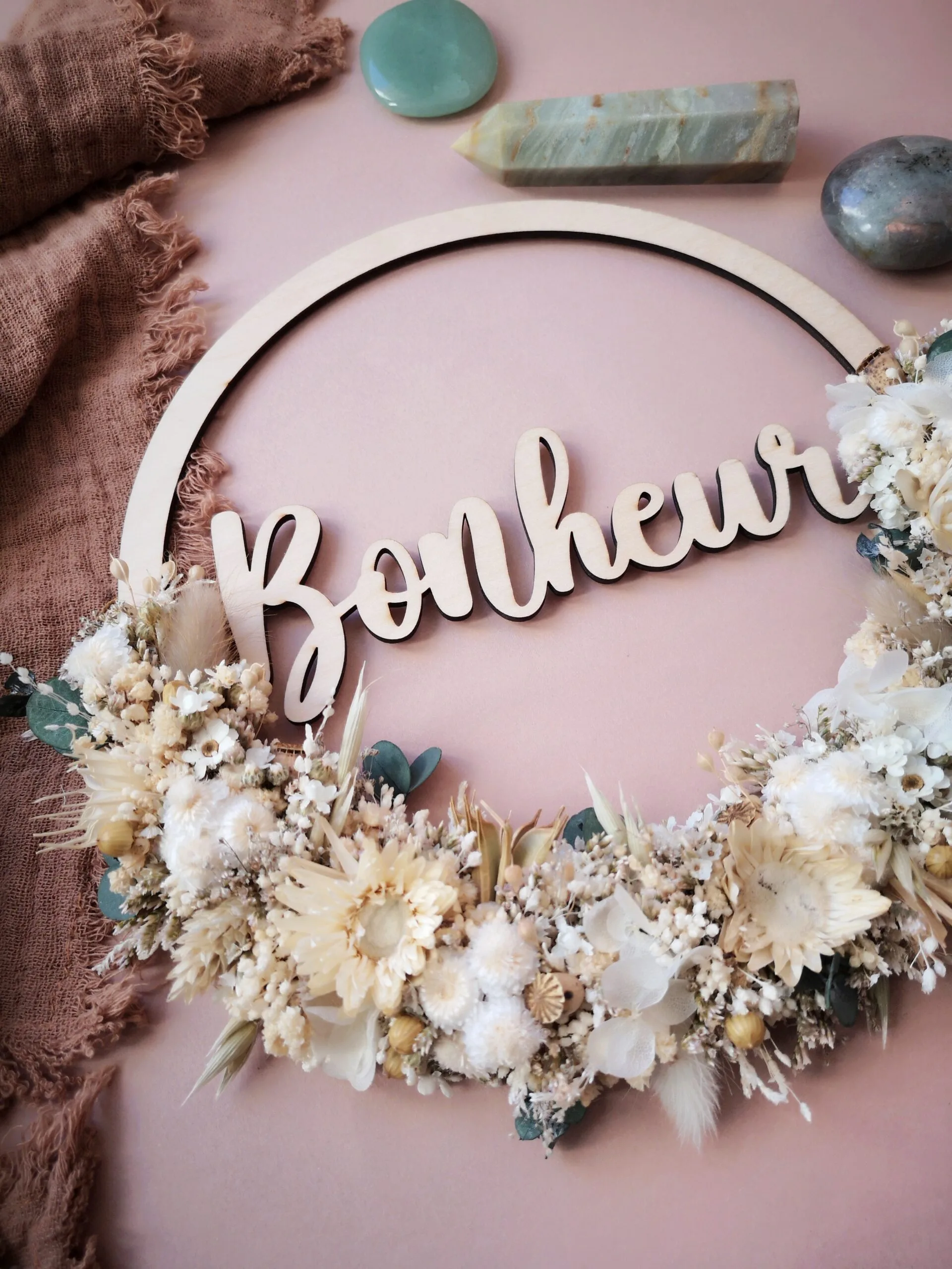 Couronne "Bonheur" en bois avec fleurs séchées dans les tons blanc, beige avec touches d'eucalyptus - "Fleur des bois" – Image 2