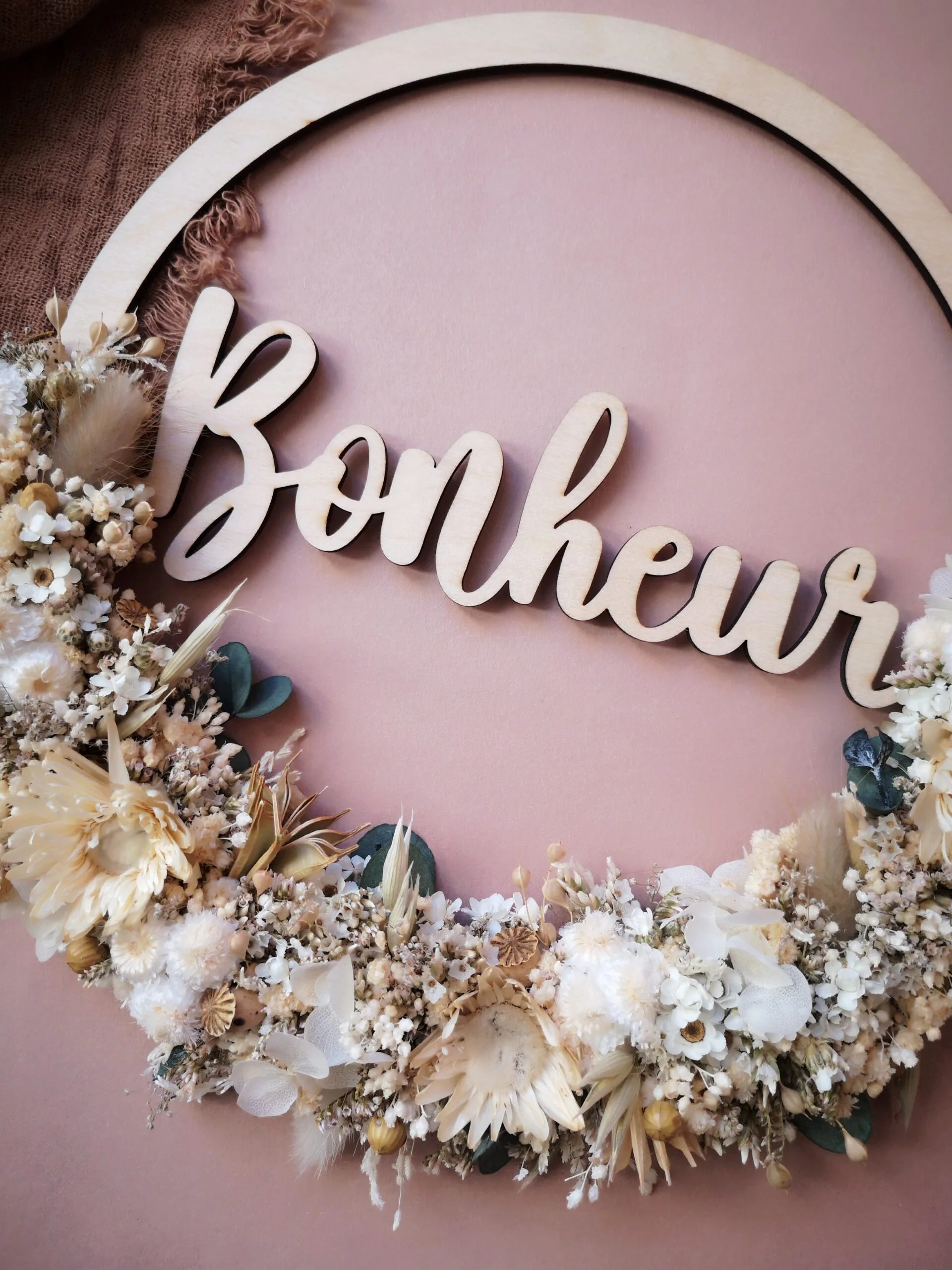 Couronne "Bonheur" en bois avec fleurs séchées dans les tons blanc, beige avec touches d'eucalyptus - "Fleur des bois" – Image 3