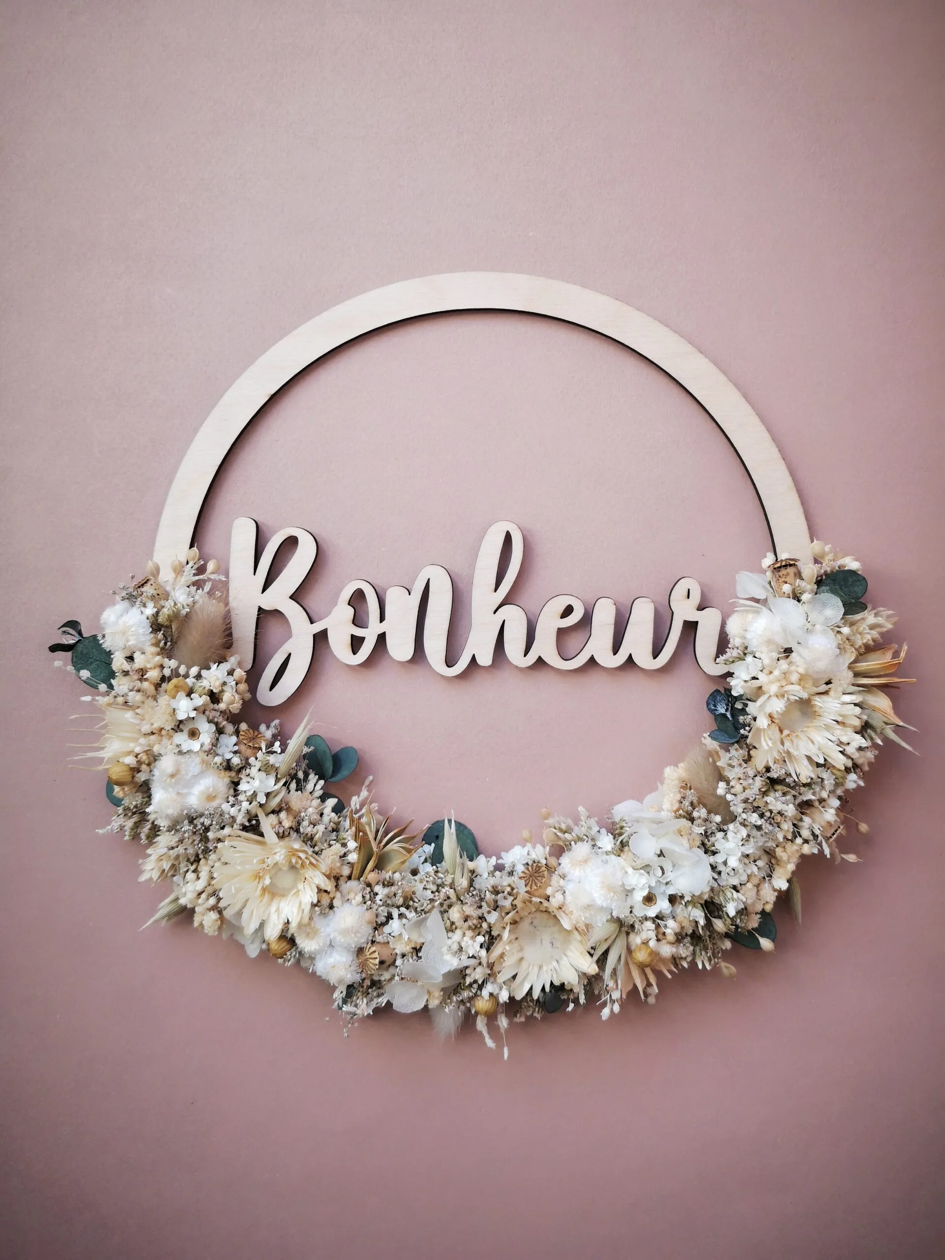 Couronne "Bonheur" en bois avec fleurs séchées dans les tons blanc, beige avec touches d'eucalyptus - "Fleur des bois" – Image 4