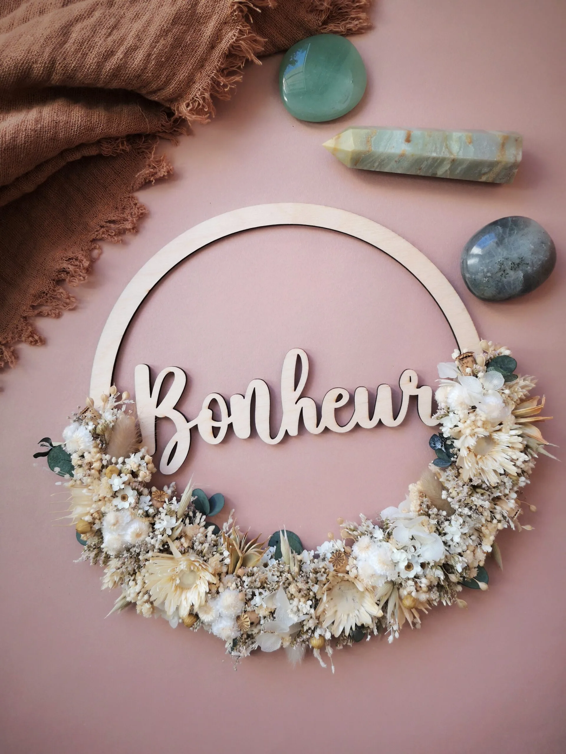 Couronne "Bonheur" en bois avec fleurs séchées dans les tons blanc, beige avec touches d'eucalyptus - "Fleur des bois"