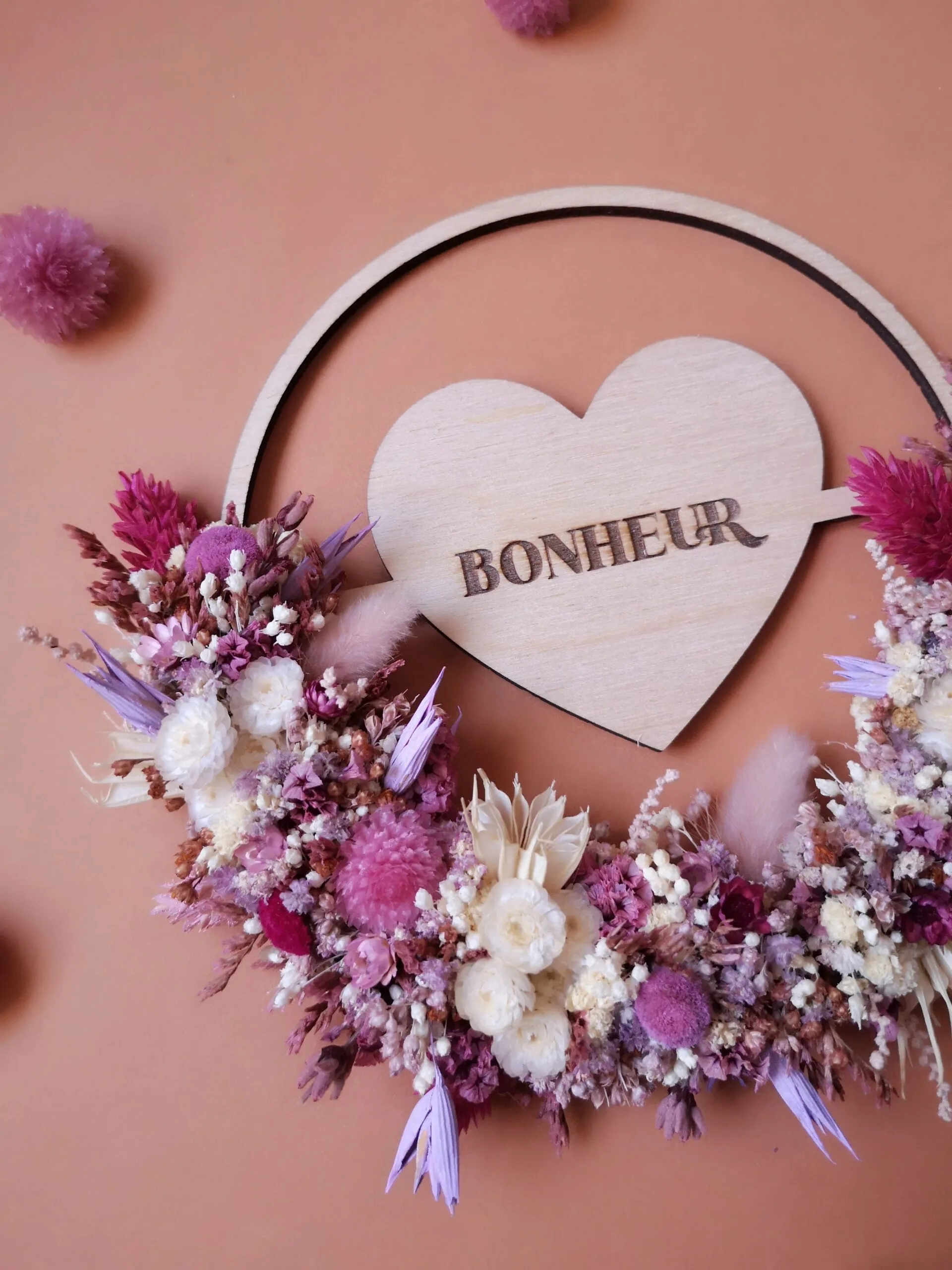Mini couronne en bois avec cœur gravé ornée de fleurs séchées - "Bois fleuri" – Image 8