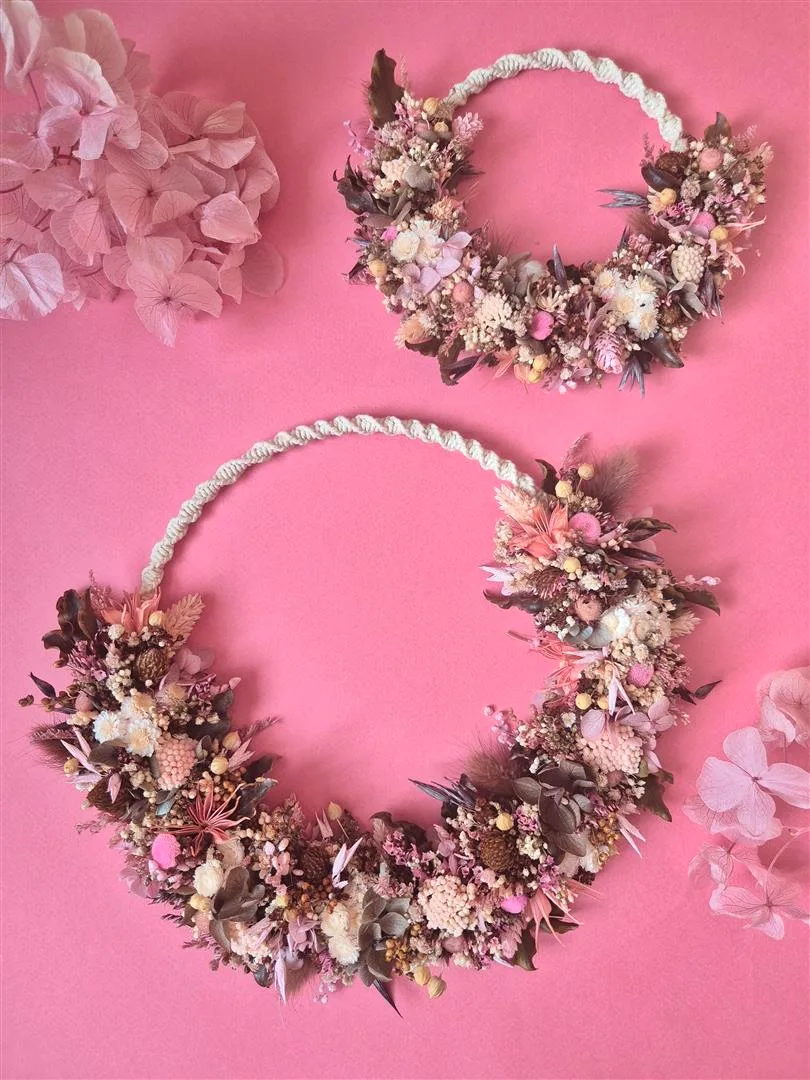 Couronnes de fleurs séchées et macramé dans les tons rose, chocolat et crème - "Géorama" – Image 6
