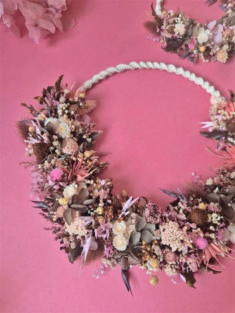 Couronnes de fleurs séchées et macramé dans les tons rose, chocolat et crème - "Géorama" – Image 2