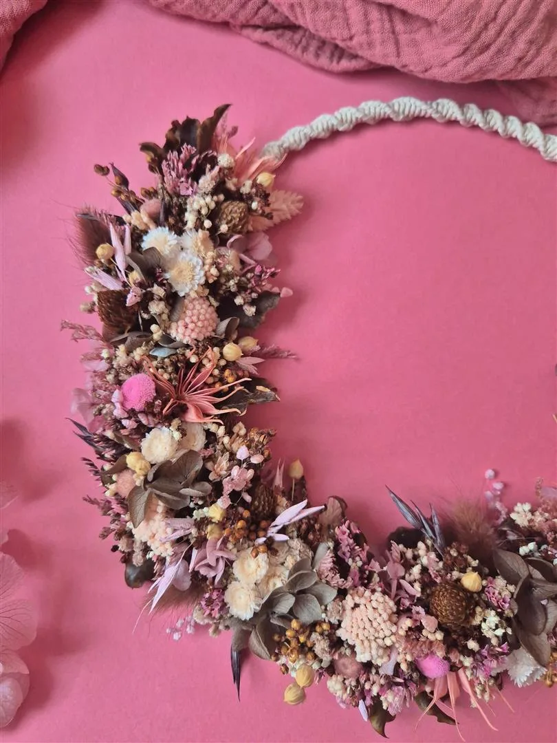Couronnes de fleurs séchées et macramé dans les tons rose, chocolat et crème - "Géorama" – Image 3
