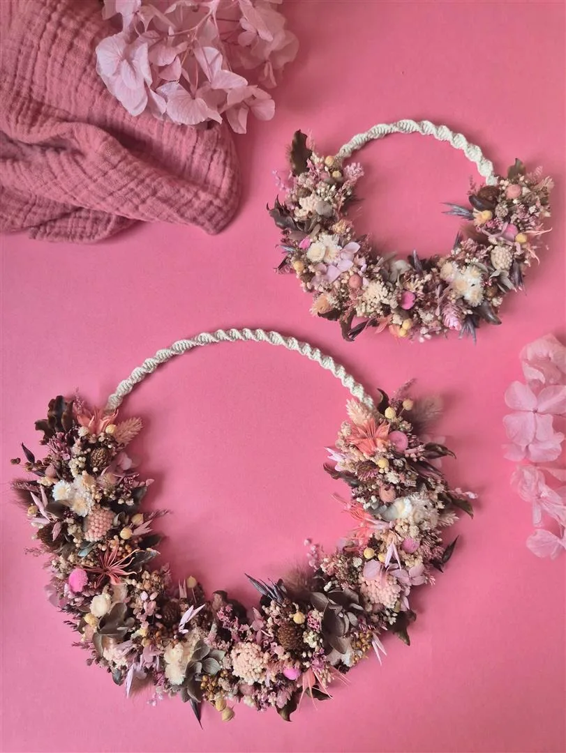 Couronnes de fleurs séchées et macramé dans les tons rose, chocolat et crème - "Géorama"