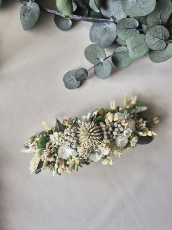 Barrette ornée de fleurs séchées sur mesure – Image 4