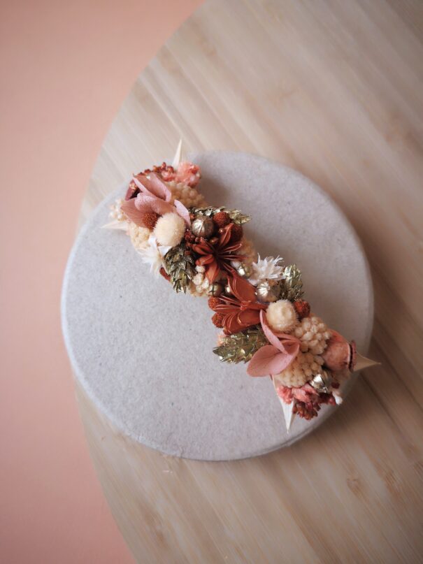 Barrette ornée de fleurs séchées sur mesure – Image 8