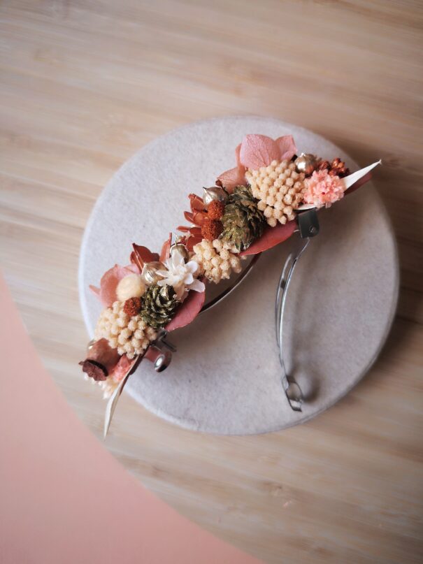 Barrette ornée de fleurs séchées sur mesure – Image 9