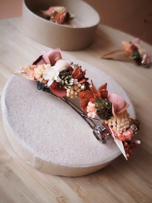 Barrette ornée de fleurs séchées sur mesure – Image 6