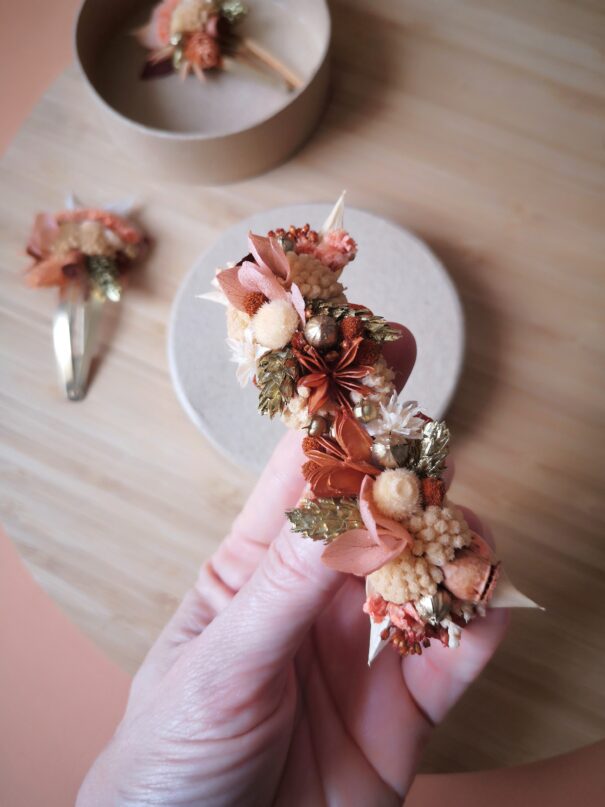 Barrette ornée de fleurs séchées sur mesure – Image 7