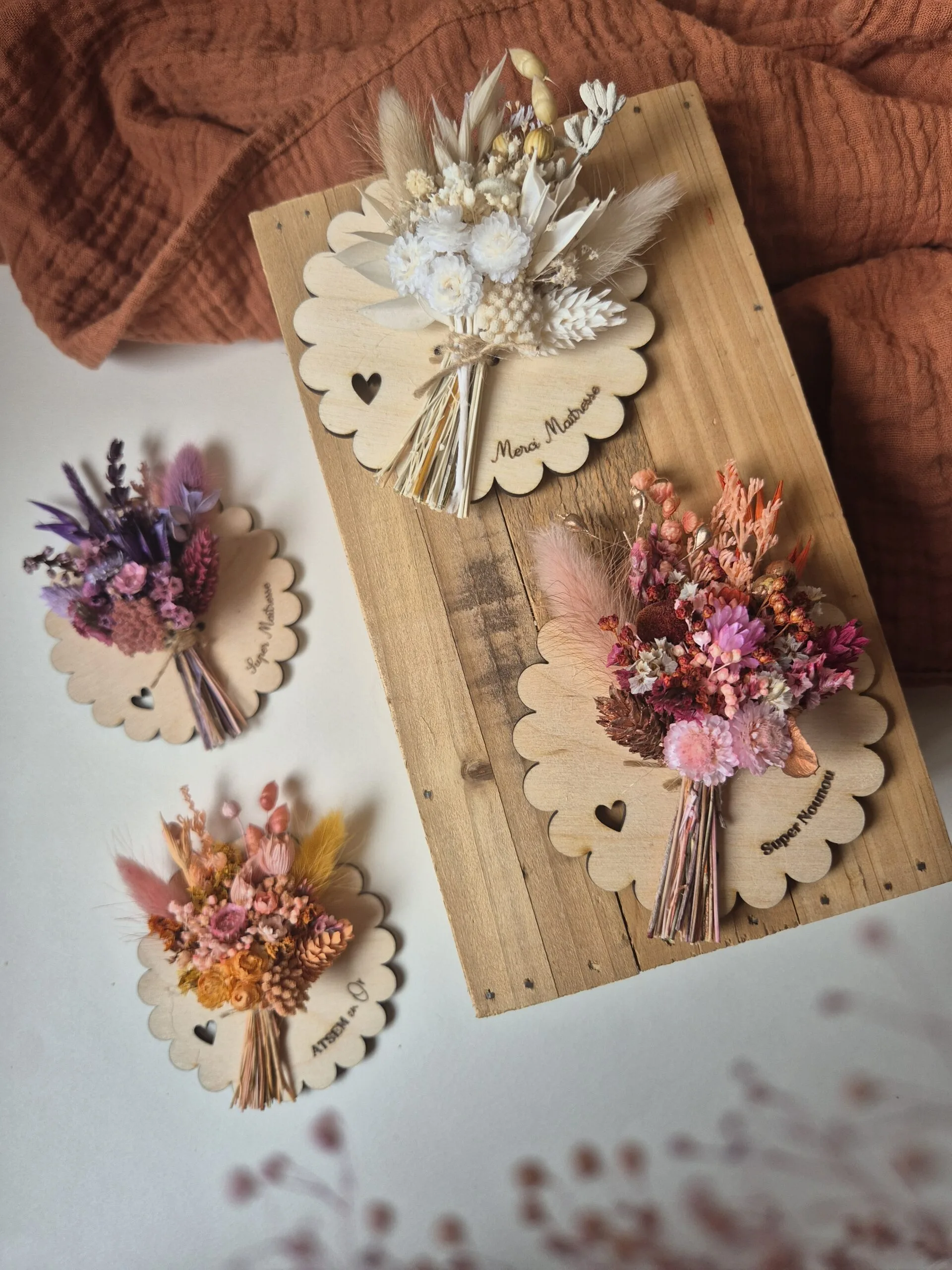 Aimant mini bouquet de fleurs séchées sur support en bois (cadeau maîtresse d'école et ATSEM)
