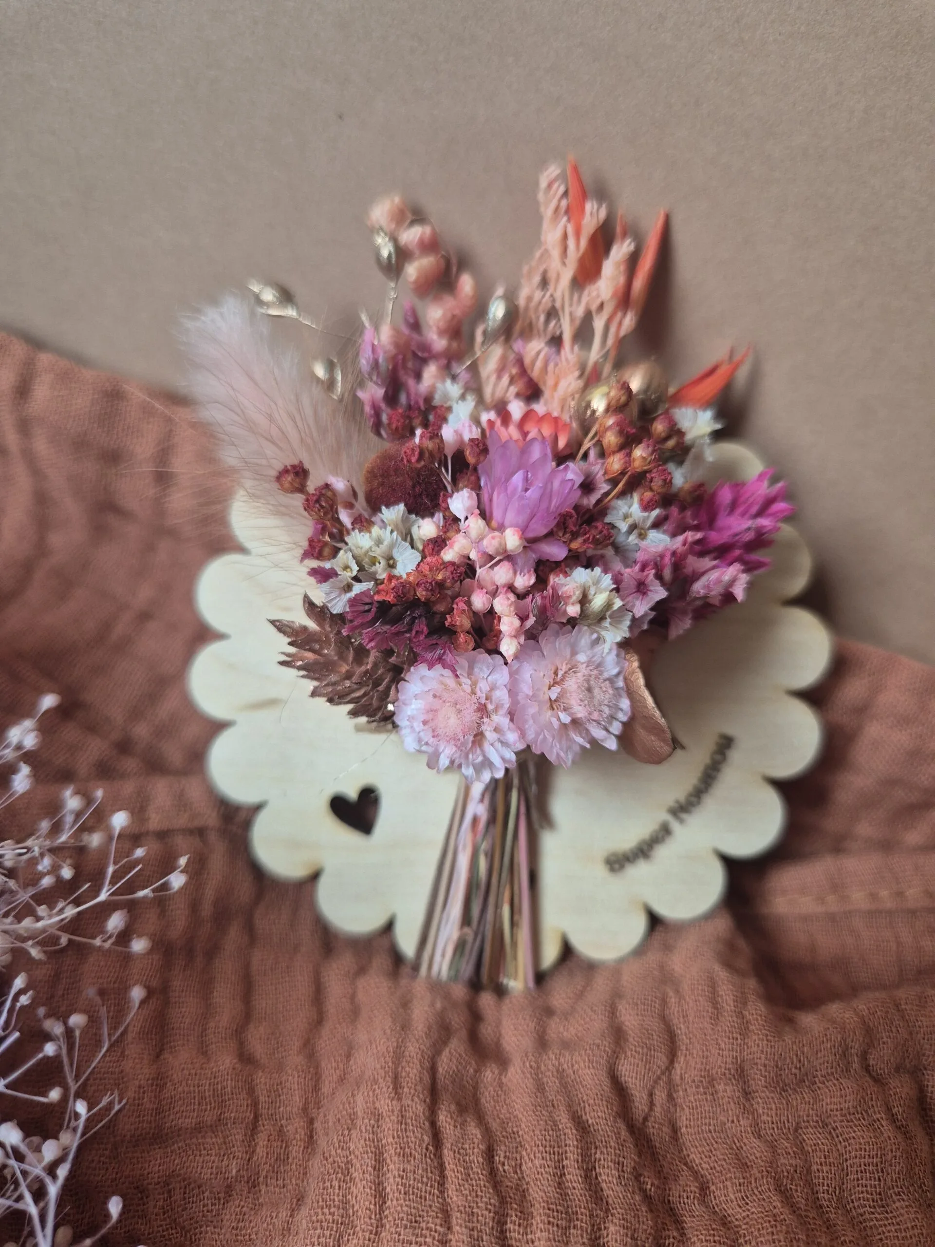 Aimant mini bouquet de fleurs séchées sur support en bois (cadeau maîtresse d'école et ATSEM) – Image 3