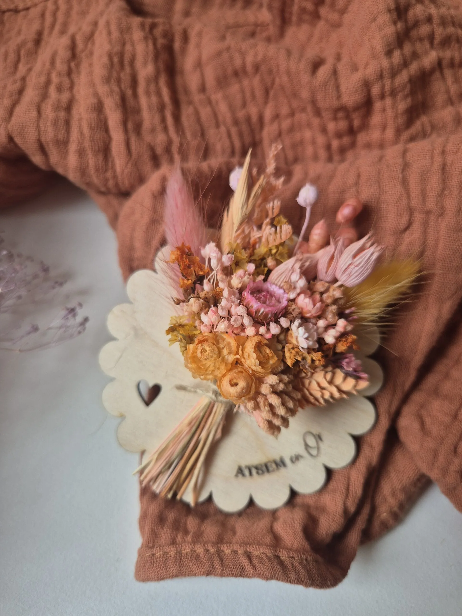 Aimant mini bouquet de fleurs séchées sur support en bois (cadeau maîtresse d'école et ATSEM) – Image 4