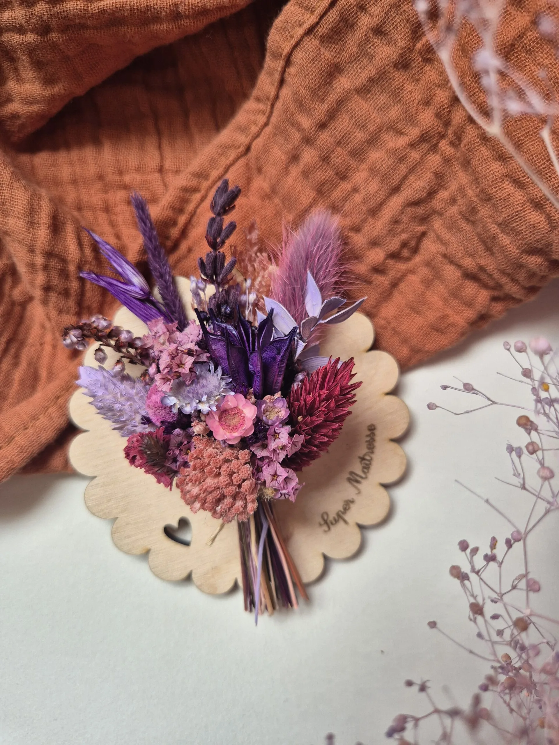 Aimant mini bouquet de fleurs séchées sur support en bois (cadeau maîtresse d'école et ATSEM) – Image 5