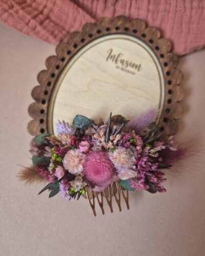 Petit peigne orné de fleurs séchées pour Elsa