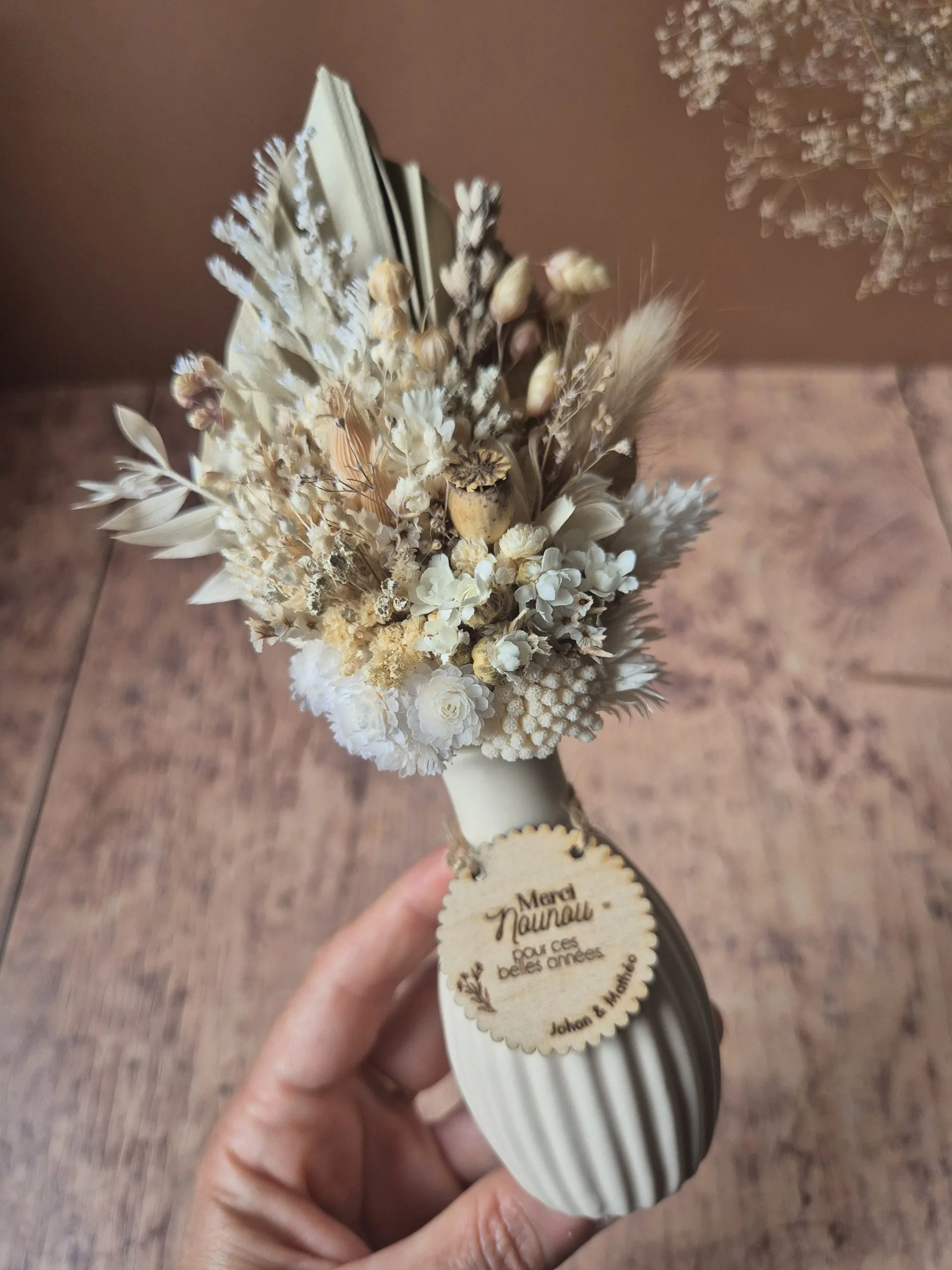 Mini bouquet de fleurs séchées avec médaillon personnalisé pour Elodie – Image 2