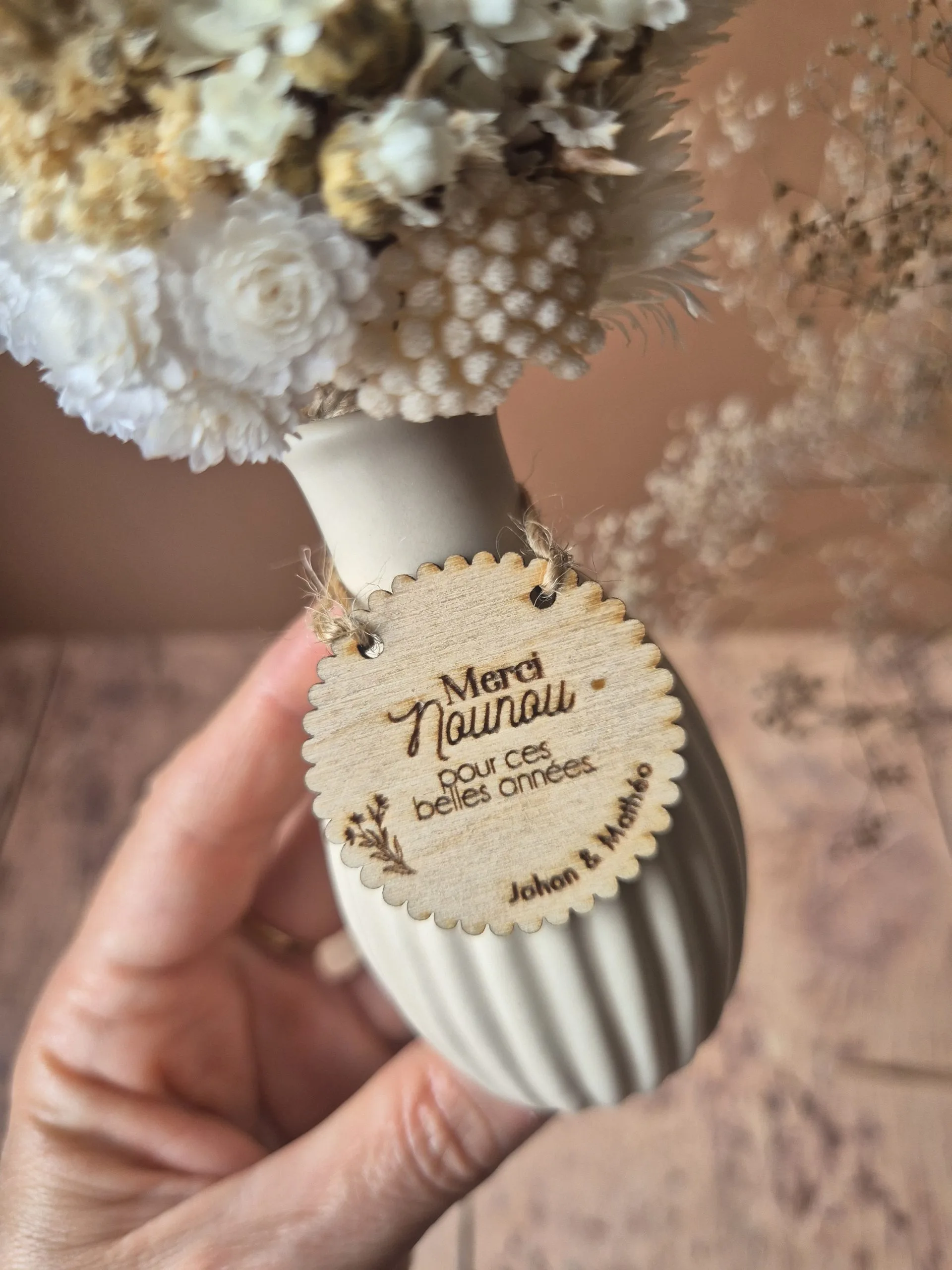 Mini bouquet de fleurs séchées avec médaillon personnalisé pour Elodie – Image 4