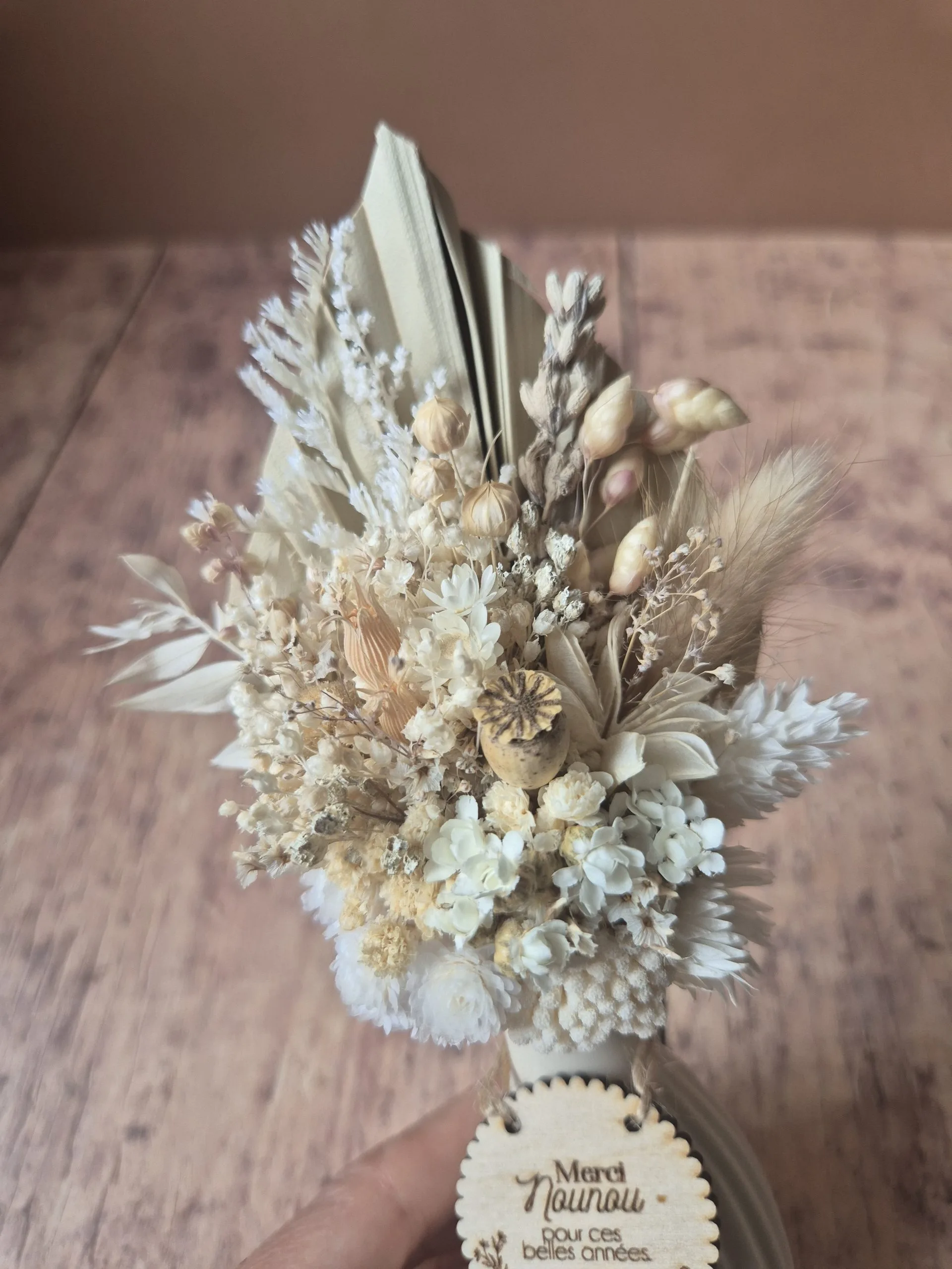 Mini bouquet de fleurs séchées avec médaillon personnalisé pour Elodie – Image 3