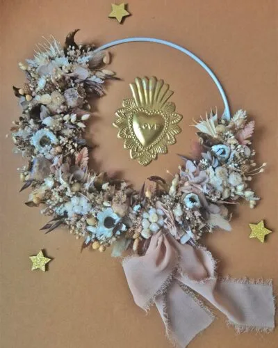 Couronne de fleurs séchées dans les tons blanc, écru et marron – “Printania”