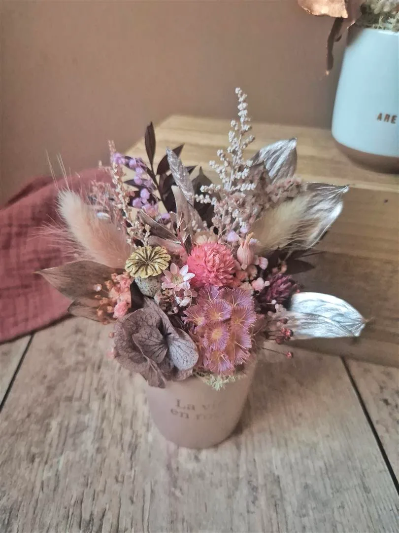 Petites compositions piquées en fleurs séchées avec message – Image 4