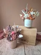 Petites compositions piquées en fleurs séchées avec message