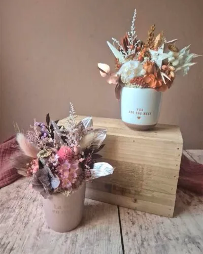 Petites compositions piquées en fleurs séchées avec message
