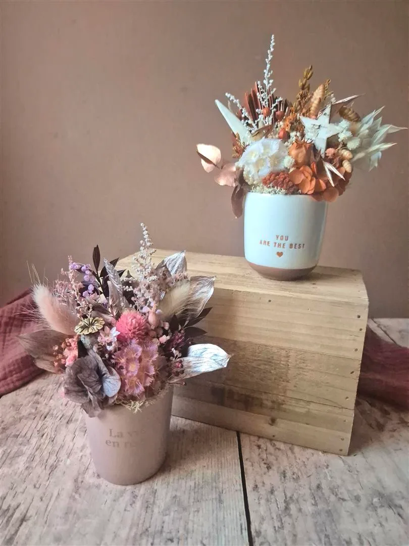 Petites compositions piquées en fleurs séchées avec message