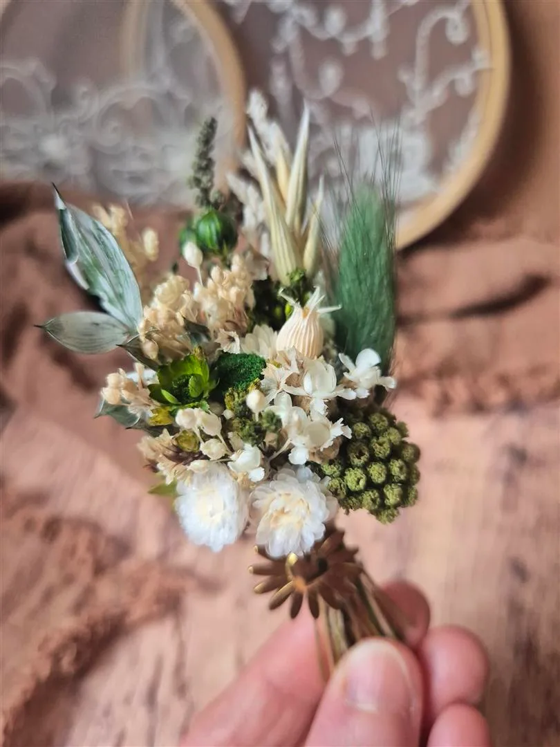 Fiole fleurie avec médaillon - Mini bouquet de fleurs séchées – Image 4