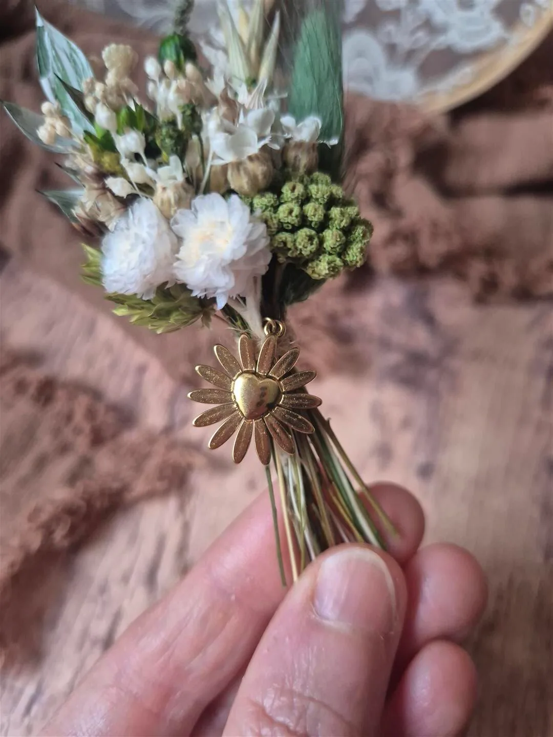 Fiole fleurie avec médaillon - Mini bouquet de fleurs séchées – Image 5