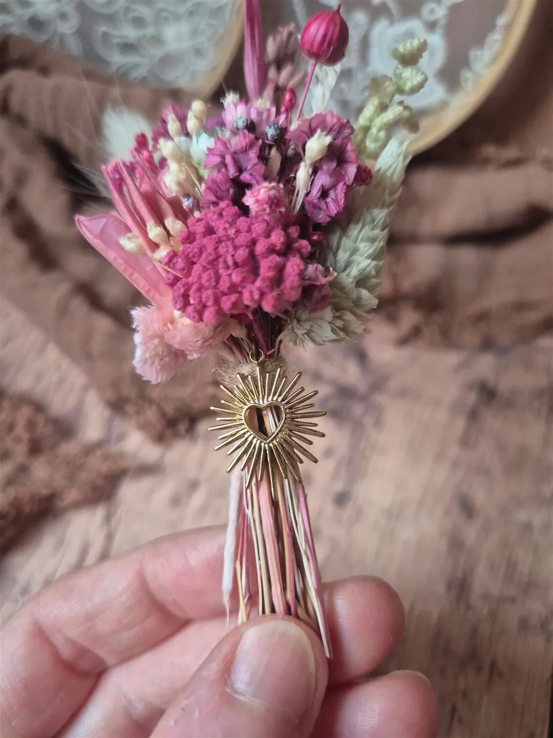 Fiole fleurie avec médaillon - Mini bouquet de fleurs séchées – Image 8