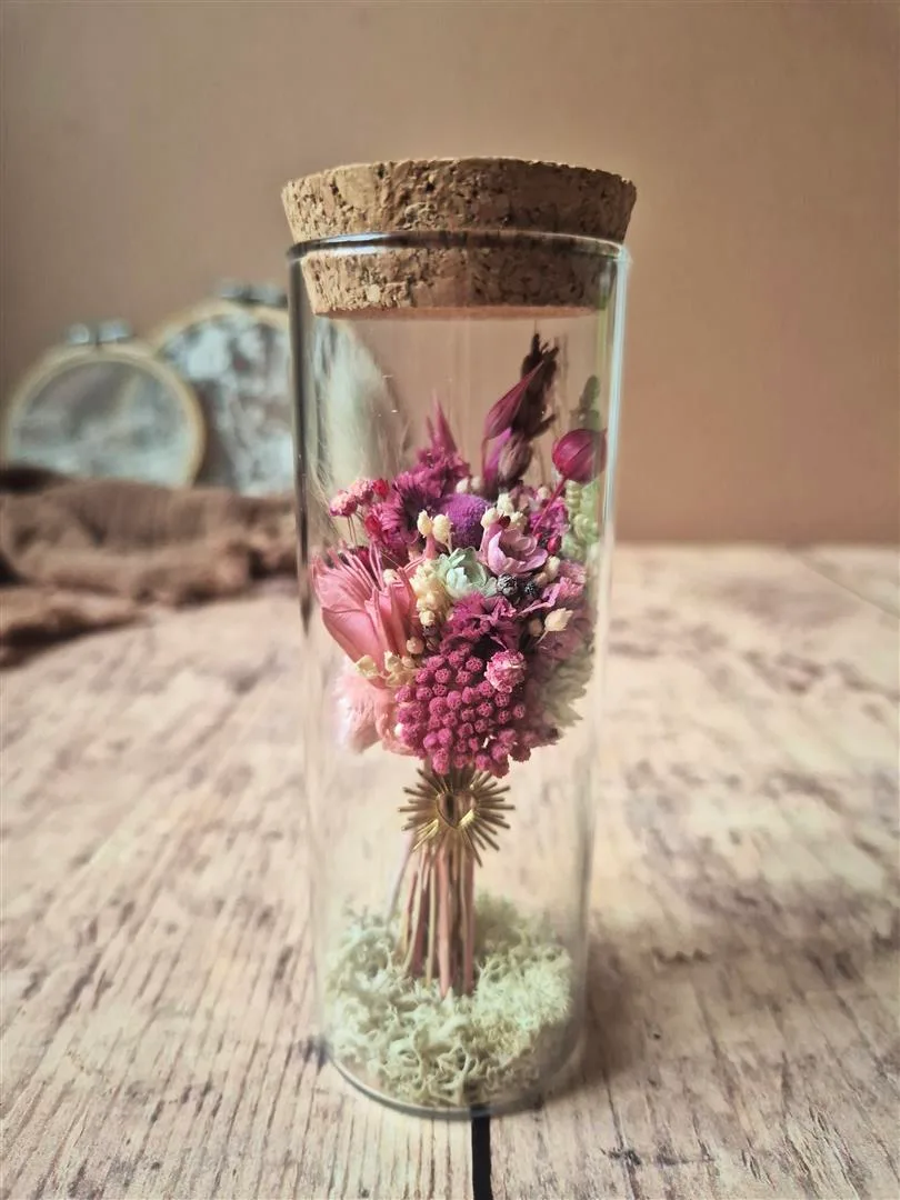 Fiole fleurie avec médaillon - Mini bouquet de fleurs séchées – Image 6