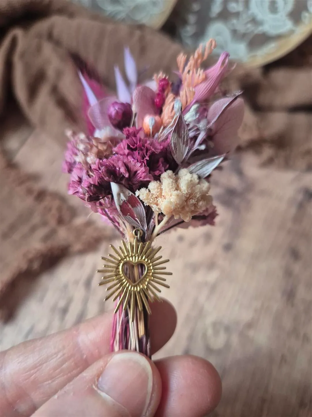 Fiole fleurie avec médaillon - Mini bouquet de fleurs séchées – Image 11
