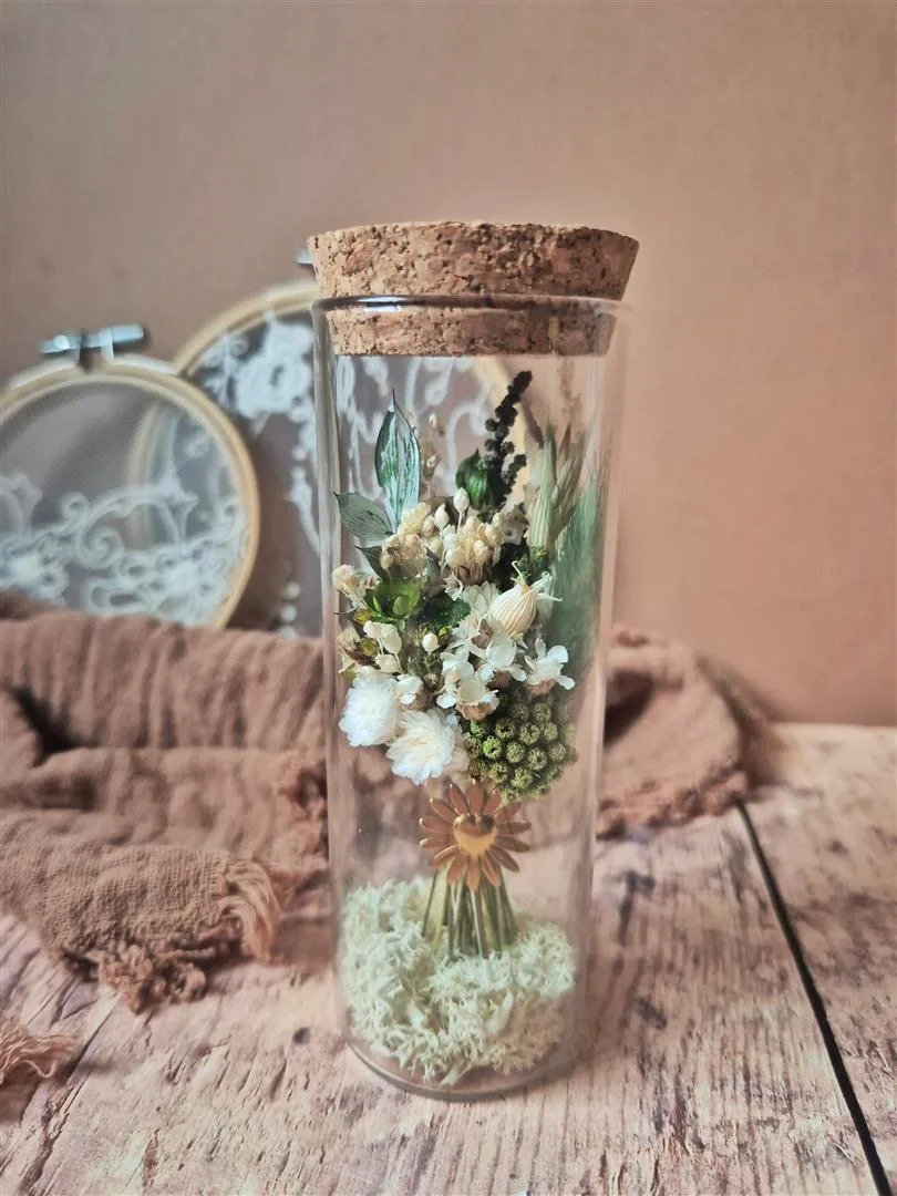 Fiole fleurie avec médaillon - Mini bouquet de fleurs séchées – Image 3