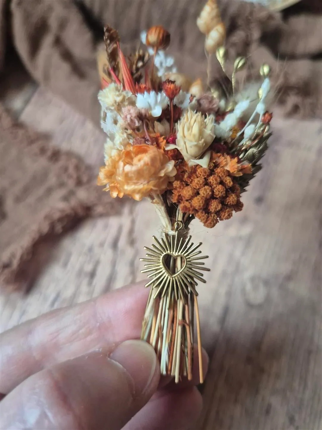 Fiole fleurie avec médaillon - Mini bouquet de fleurs séchées – Image 14