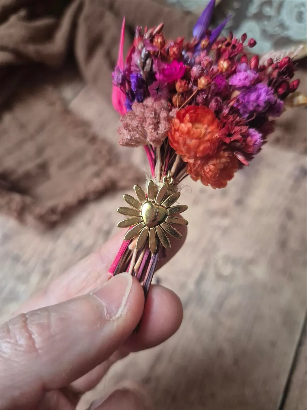 Fiole fleurie avec médaillon - Mini bouquet de fleurs séchées – Image 17