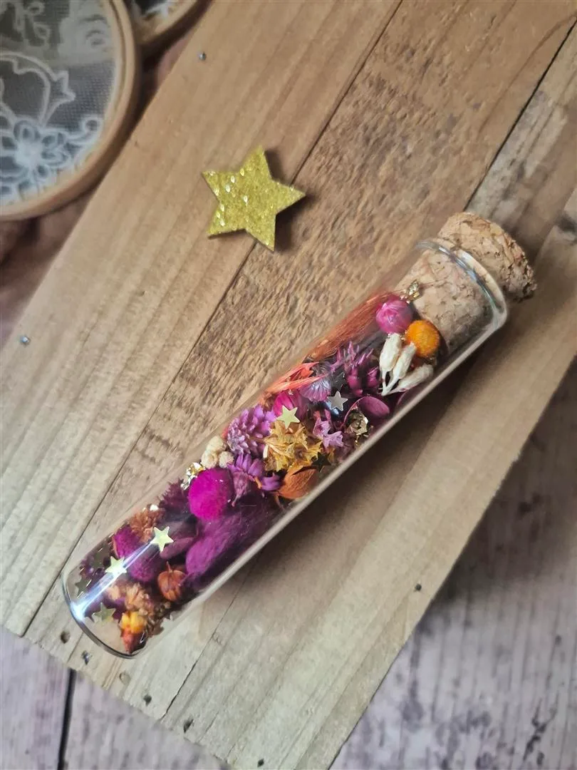 Fiole fleurie façon grigri porte bonheur – Image 11
