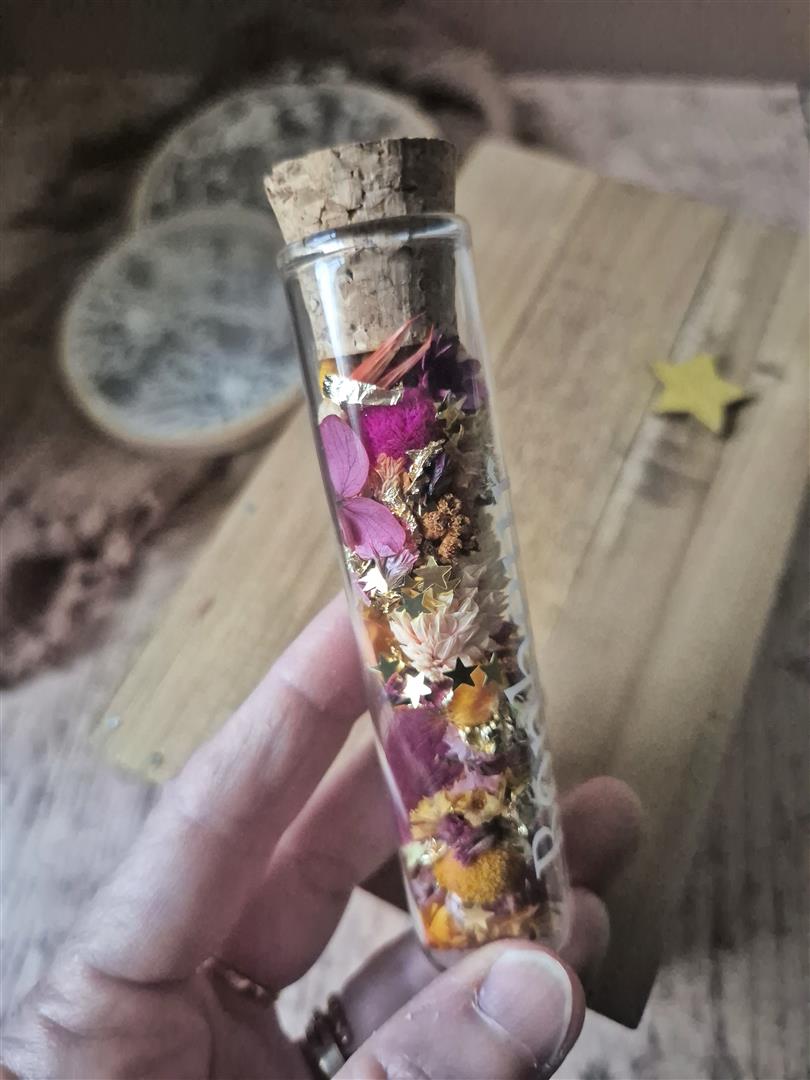 Fiole fleurie façon grigri porte bonheur – Image 9
